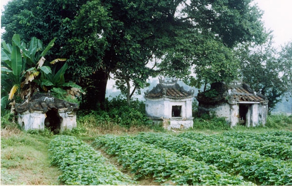 Các miếu thờ ở khu phế tích Chăm Hương Quế.