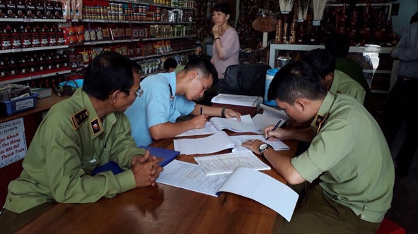 Đoàn kiểm tra liên ngành thường trực 389 của tỉnh tiến hành kiểm tra việc bày bán thuốc AMAKONG trên địa bàn TP. Buôn Ma Thuột.