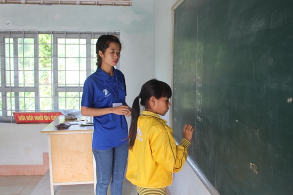 Thanh niên tình nguyện tham gia dạy trẻ ở xã Hòa An (huyện Krông Pắc) .
