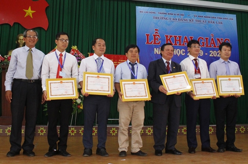 Đại diện tập thể và cá nhân của Trường Cao đẳng Kỹ thuật Đắk Lắk nhận danh hiệu tập thể lao động xuất sắc và bằng khen của UBND tỉnh 