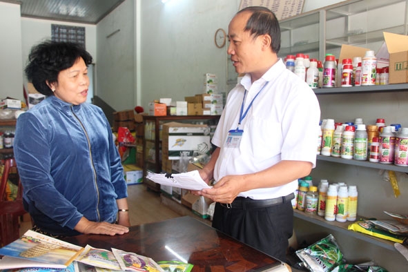 Cán bộ Chi cục Thuế khu vực Krông Ana - Cư Kuin kiểm tra hóa đơn hộ kinh doanh trên địa bàn  huyện Cư Kuin. 