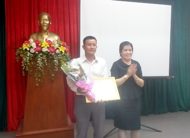 trao Bằng khen của Chủ tịch UBND tỉnh Đắk Lắk cho gia đình ông Nguyễn Vĩnh Thành