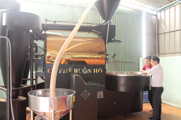 Hệ thống máy chế biến cà phê tự động tại Cơ sở sản xuất cà phê bột nguyên chất Buôn Hồ. 