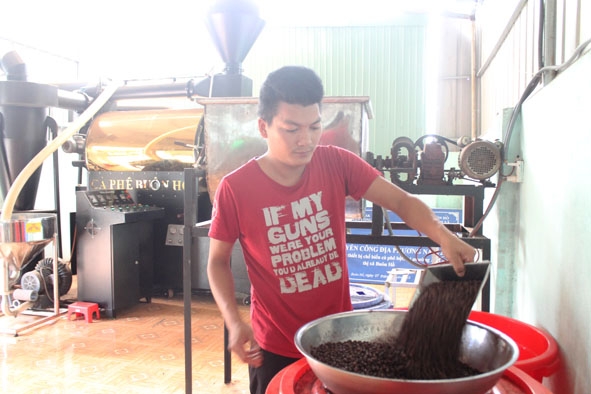 Chế biến cà phê bột tại Cơ sở sản xuất cà phê bột nguyên chất Buôn Hồ.