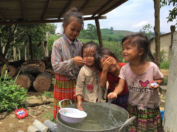  Trẻ em  thôn Ea Sanh, xã Cư San thường phải bỏ học  rất sớm  để chăm em cho bố mẹ  đi làm. 