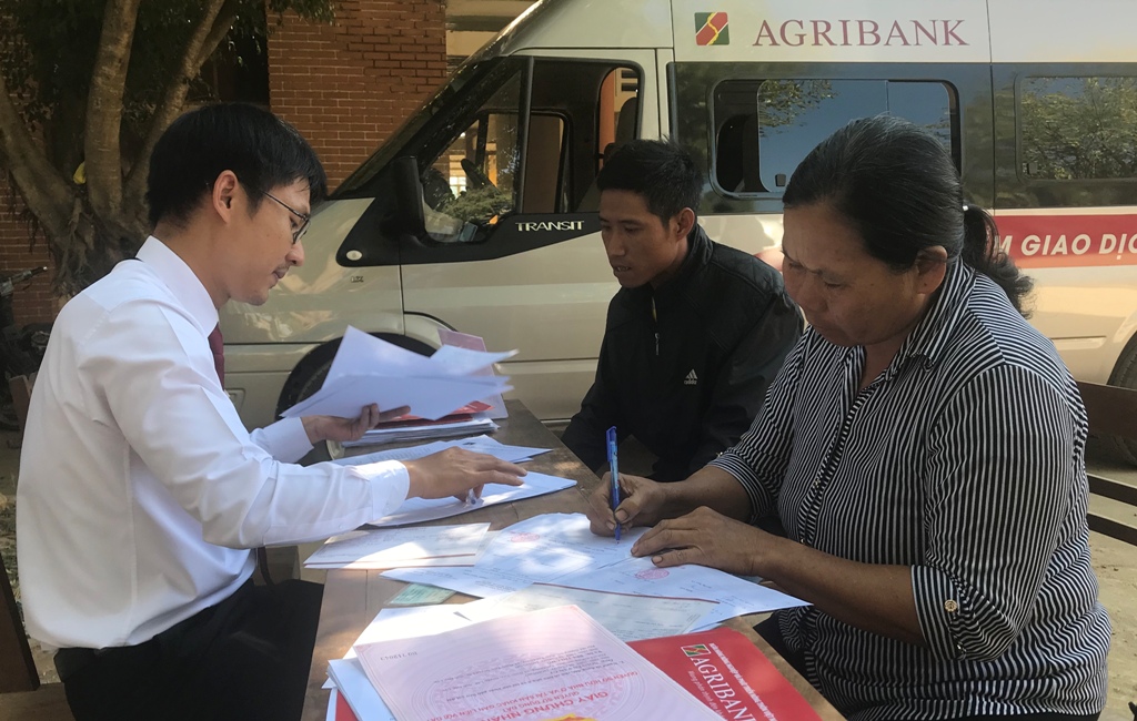 Cán bộ Agribank Đắk Lắk sử dụng xe ô tô chuyên dùng để giải quyết thủ tục vay vốn cho người dân huyện Lắk 