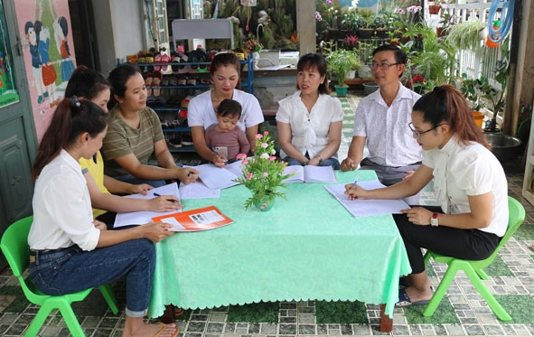 Chị Đào Thị Hà (thứ 3 từ bên phải qua) đang trao đổi với các giáo viên làm việc tại Cơ sở mầm non Gia đình. 