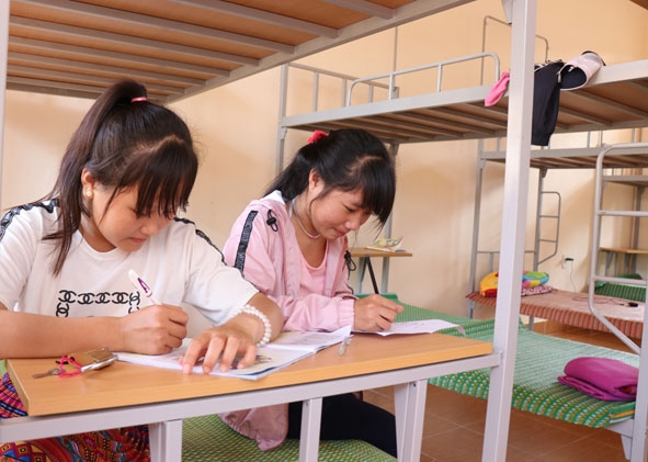 Học sinh Trường THCS Cư Pui (huyện Krông Bông) học bài trong  ký túc xá của trường.   Ảnh: V.Tiếp