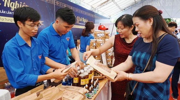 Khách hàng tham quan các sản phẩm khởi nghiệp trưng bày tại Ngày hội khởi nghiệp tỉnh Đắk Lắk  lần thứ I năm 2019.