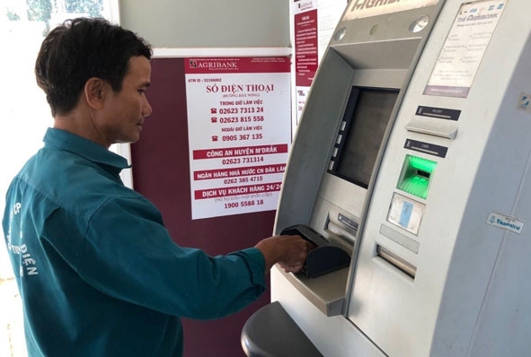 Khách hàng sử dụng dịch vụ ATM của Agribank Đắk Lắk tại huyện M'Đrắk.    