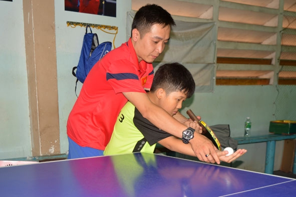 Chủ nhiệm Câu lạc bộ bóng bàn Hoàng Xuân Tùng hướng dẫn tay vợt tiềm năng Trần Lập. 