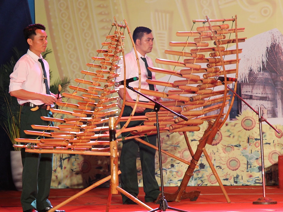 Hai chiếc đàn T'rưng được các chiến sĩ của Đoàn nghệ thuật quần chúng Lữ đoàn Đặc công 198 sử dụng trong bản hòa tấu nhạc cụ dân tộc “Tình quân dân”. 