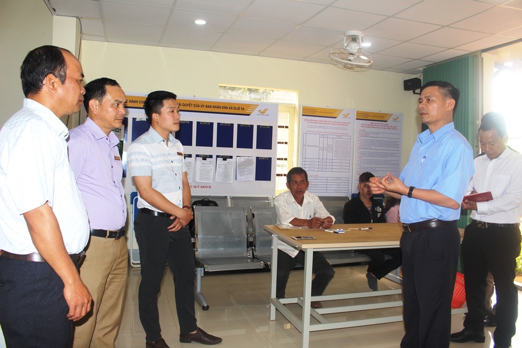 Kiểm tra công tác CCHC tại mô hình Bộ phận tiếp nhận và trả kết quả kết hợp Bưu điện văn hóa xã tại xã Dliê Ya.