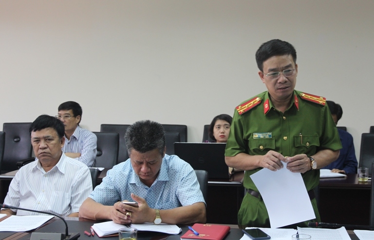 Đại tá Phạm Minh Thắng, Phó Giám đốc Công an tỉnh đóng góp ý kiến tại hội nghị.