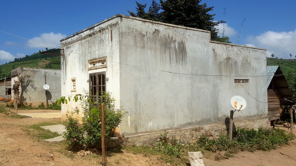 Hai căn nhà của ông Y Đắk Ê Ban và ông Y Ni Niê ở buôn Tơng Rang A (xã Cư Drăm) bỏ hoang gần 2 năm nay.