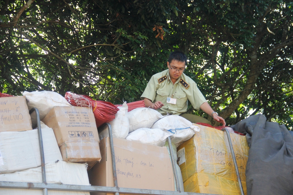 Lực lượng chức năng kiểm tra hàng hóa trên xe tải lưu thông qua địa bàn huyện Krông Búk. 