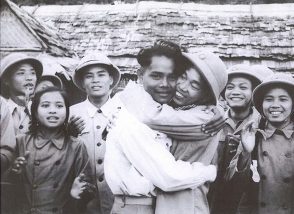 Bộ đội tình nguyện Việt Nam chia tay các bạn Lào trước khi trở về nước.   Ảnh tư liệu