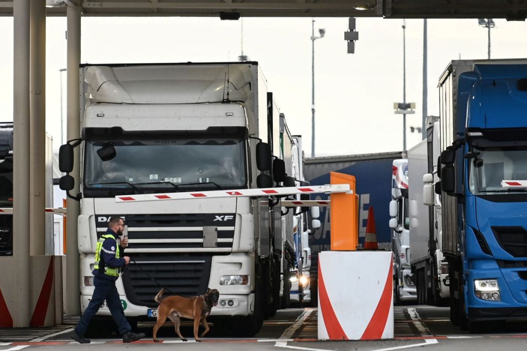 Một chiếc xe tải di chuyển qua trạm kiểm soát ở Cailas (Pháp), trong hành trình tới Anh ngày 17-9-2019.        Ảnh: AFP/TTXVN