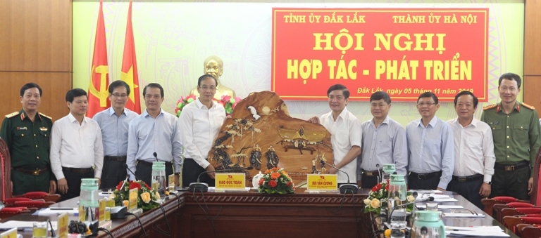 Lãnh đạo tỉnh Đắk Lắk trao quà tặng Đoàn công tác của Thành ủy Hà Nội.