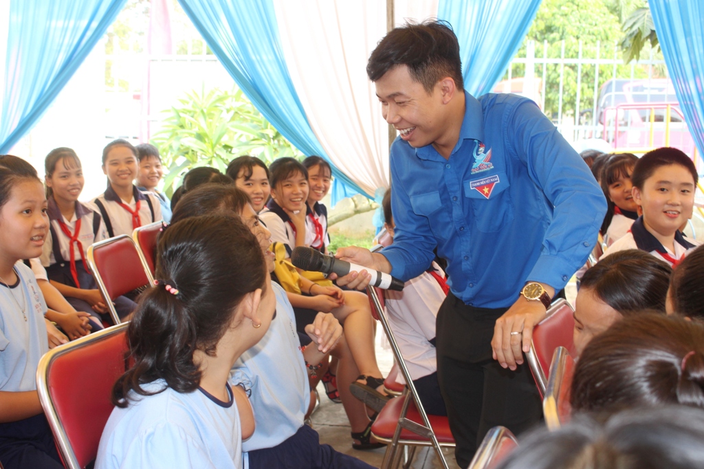 Niềm vui của các em học sinh trên địa bàn xã Bình Minh (TP. Tây Ninh) khi tham gia giao lưu cùng Đoàn công tác của hai nước trong hoạt động khởi công khu vui chơi trẻ em