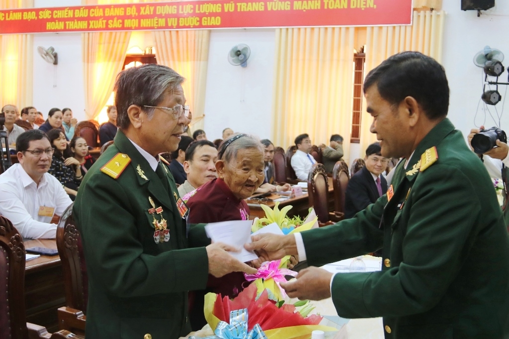 Chủ tịch Hội CCB tỉnh Rơ Lứk Bông trao quà tặng Anh hùng LLVT nhân dân Phạm Huy Nghệ
