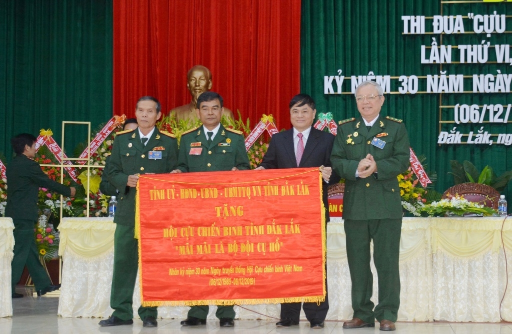 Đồng chí Phạm Minh Tấn trao bức trướng của Tỉnh ủy - HĐND - UBND - UBMTTQ Việt Nam tỉnh tặng Hội CCB tỉnh