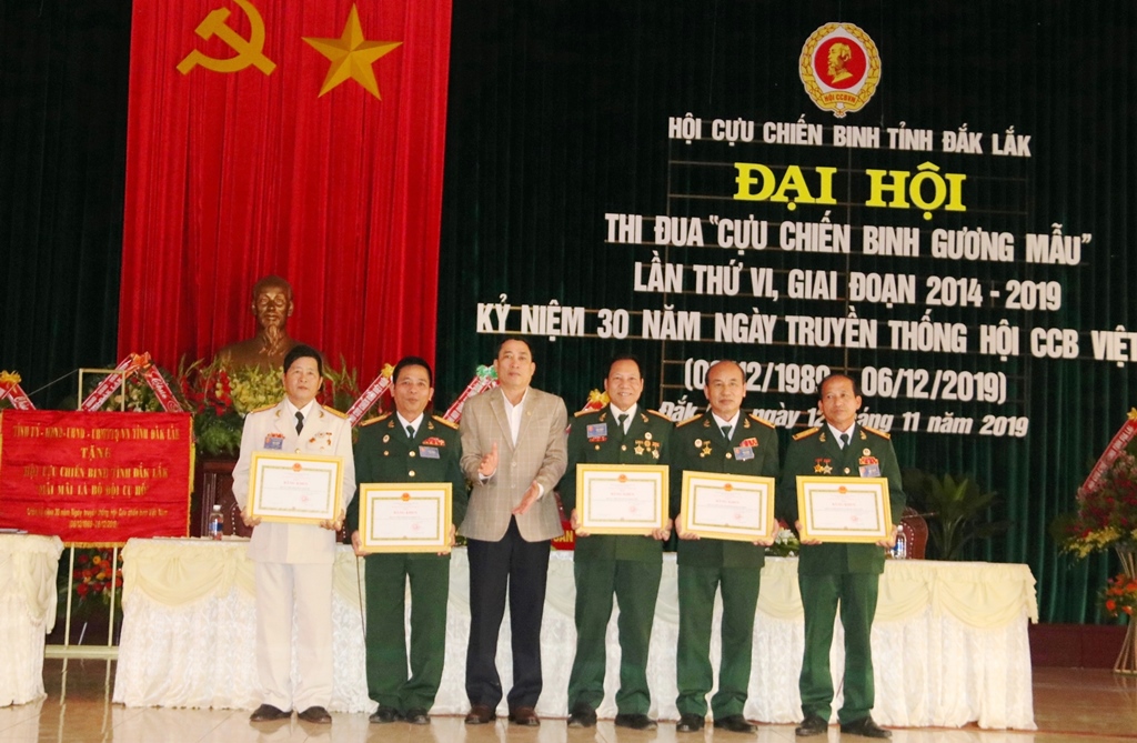 Phó Chủ tịch UBND tỉnh Võ Văn Cảnh tặng Bằng khen cho các tập thể