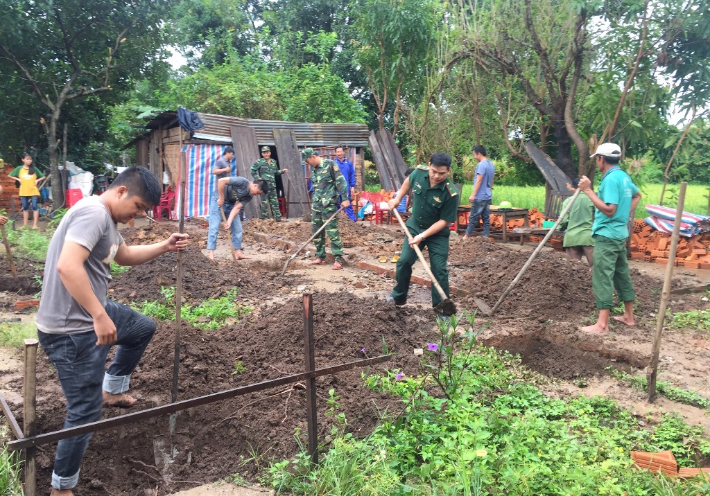 Cán bộ Đồn Biên phòng Cửa khẩu Đắk Ruê tham gia xây dựng nhà ở cho hộ gia đình có hoàn cảnh khó khăn trên địa bàn Ea Bung