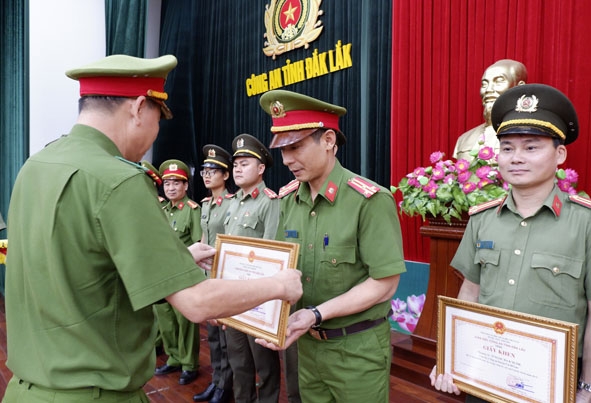Thượng tá Trần Bình Hưng, Trưởng Công an huyện Cư M'gar (thứ hai từ phải sang) đại diện đơn vị nhận Giấy khen của Giám đốc Công an tỉnh với thành tích xuất sắc về chỉ số CCHC. 