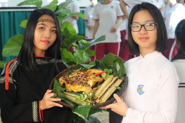 Học sinh Trường THPT Ngô Gia Tự giới thiệu văn hóa ẩm thực Tây Nguyên với bạn bè quốc tế. (Ảnh do Trường THPT Ngô Gia Tự cung cấp).