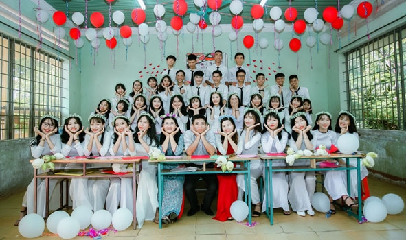  Niềm vui của thầy cô giáo và các em học sinh Trường THPT Trần Nhân Tông trong lễ tri ân.