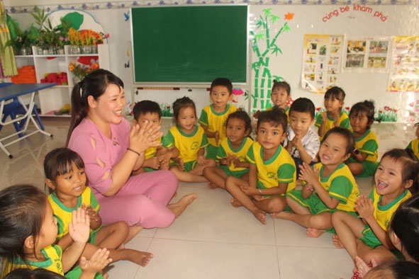 Cô giáo Bùi Thị Dự (Trường Mầm non Sơn Ca) và các em học sinh. 