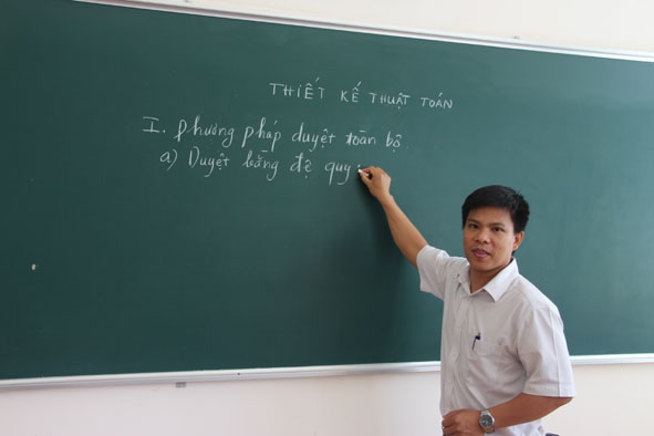 Thầy Lê Quang Nhân trong một tiết dạy lý thuyết môn Tin học. 