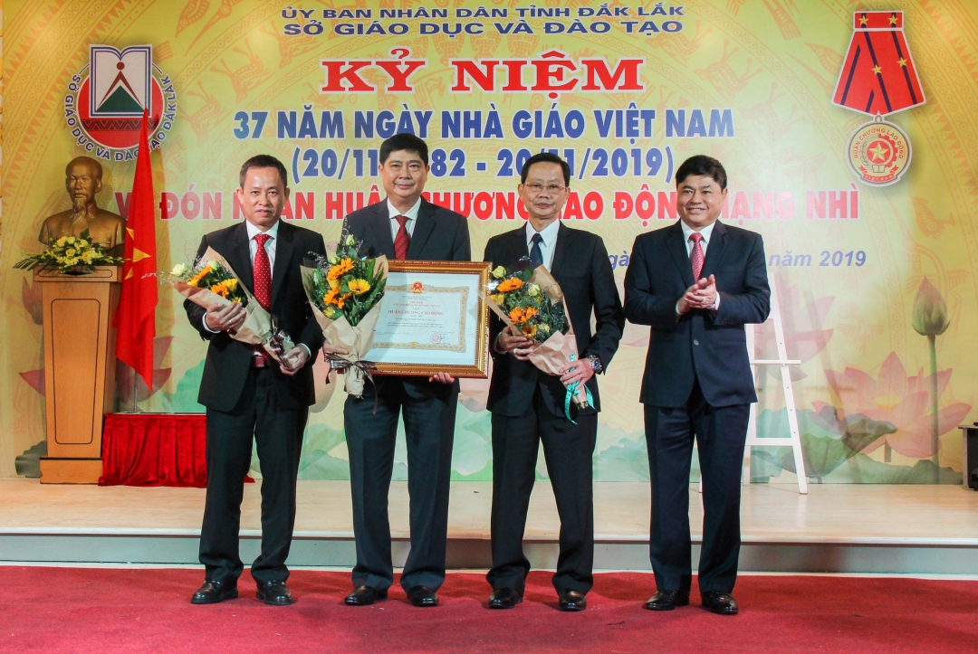 Thừa ủy quyền của Chủ tịch nước, Phó Bí thư Thường trực Tỉnh ủy Phạm Minh Tấn trao tặng Huân chương Lao động hạng Nhì cho Sở GD-ĐT. Ảnh: Hoàng Gia