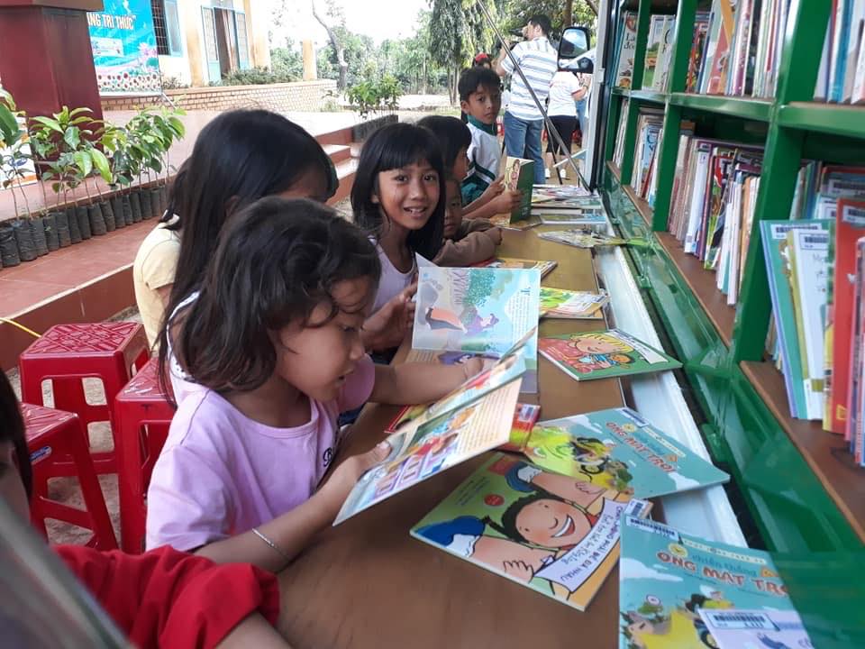Thư viện có nhiều truyện tranh phục vụ các em học sinh