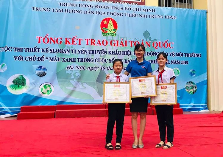 Đại diện Hội đồng Đội tỉnh cùng 2 em Phạm Thị Thùy Trang và Lê Ngọc Hân