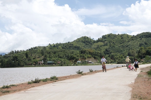 Đường liên thôn tại xã Buôn Tría (huyện Lắk) sạch đẹp nhờ một phần đóng góp của người dân.   