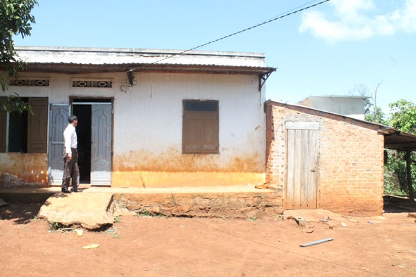 Không ít hộ gia đình ở xã Ea Drông đã mất hết đất rẫy, nhà cửa vì 