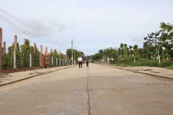 Một tuyến đường của thôn 12, xã Ea Ô (huyện Ea Kar) do người dân đóng góp xây dựng.  
