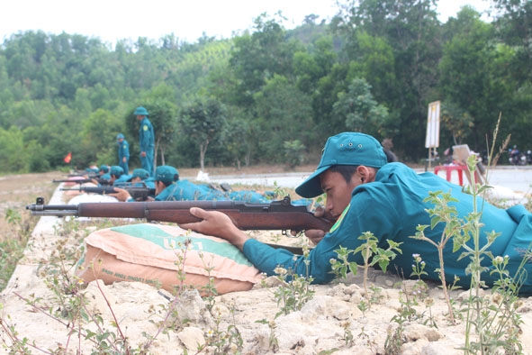Các chiến sỹ dân quân tự vệ cụm 6 (lực lượng vũ trang huyện  Krông Pắc) tham gia huấn luyện.
