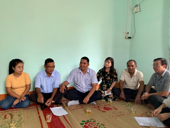 Đại diện Ủy ban MTTQ Việt Nam huyện Buôn Đôn cùng đại diện chính quyền, Ủy ban MTTQ Việt Nam và các đoàn thể xã Ea Nuôl thăm nhà Đại đoàn kết của chị H’Nét Byă (bìa trái).