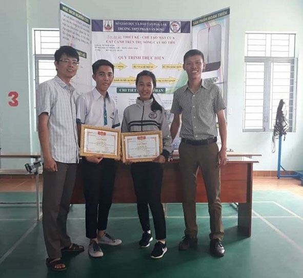 Thầy Việt (bìa trái) cùng nhóm học sinh được Cụm thi đua số VI trao phần thưởng về thành tích nghiên cứu khoa học năm học 2018 - 2019. 