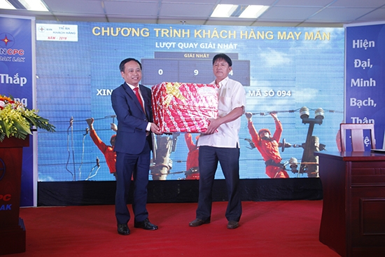 Ông Trần Văn Thuận, Giám đốc Công ty trao quà tri ân khách hàng