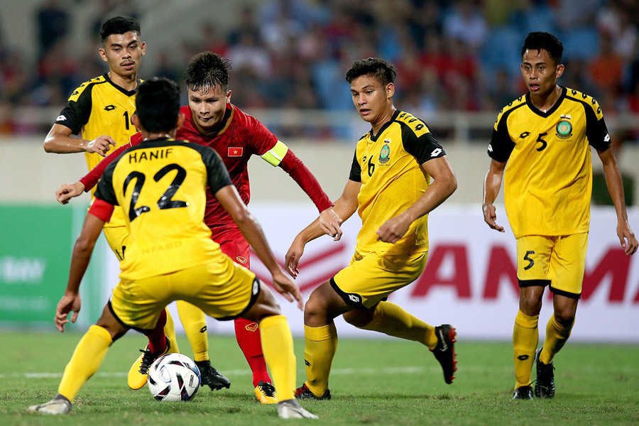 Các cầu thủ Brunei (áo vàng) sẽ khó ngăn cản một chiến thắng của U22 Việt Nam.