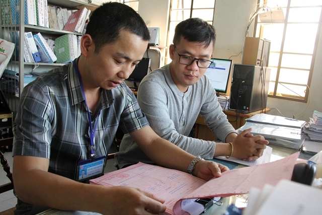 Cán bộ ngành Thuế kiểm tra hóa đơn, chứng từ tại trụ sở người nộp thuế trên địa bàn huyện Lắk