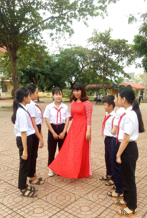 Cô Trương Thị Bích Thành cùng các em học sinh.