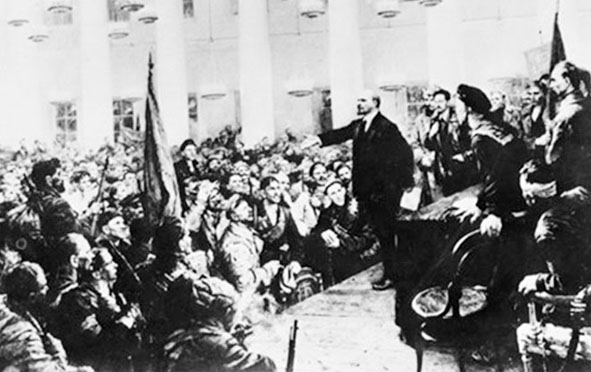 Lãnh tụ Đảng Bolshevich V. I. Lênin tuyên bố thành lập chính quyền Xô viết tại Đại hội Xô viết ngày 7-11-1917, ngay sau khi chiếm Cung điện mùa Đông. Ảnh tư liệu