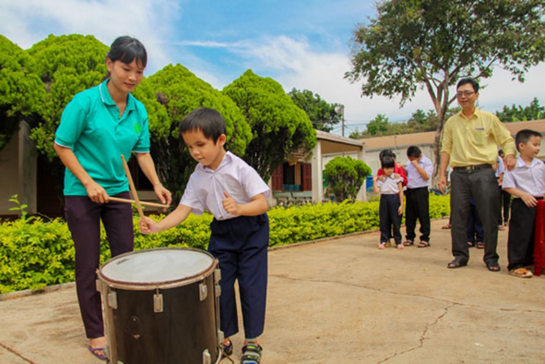 Cô Lê Thị Kim Cúc rèn luyện kỹ năng định hướng cho học sinh qua trò chơi đánh trống tìm vị trí. 