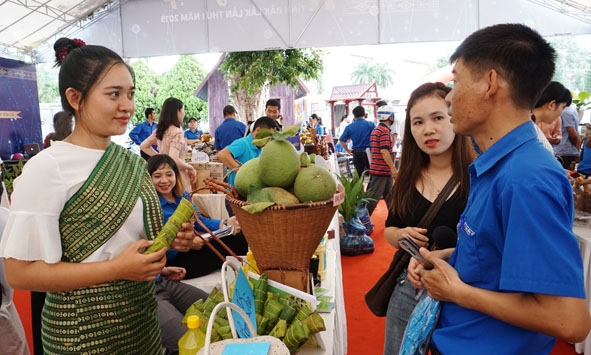 Món nem Lào được trưng bày ở Ngày hội khởi nghiệp tỉnh lần thứ 1 năm 2019.   