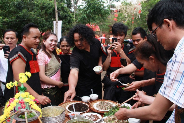 Du khách thưởng thức những món canh của người Lào tại Hội thi ẩm thực các dân tộc thiểu số trong tỉnh . 
